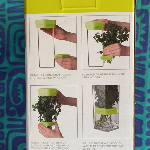 Chef’n Herbfresh Keeps Herbs Fresh Longer - Picture 4 of 11